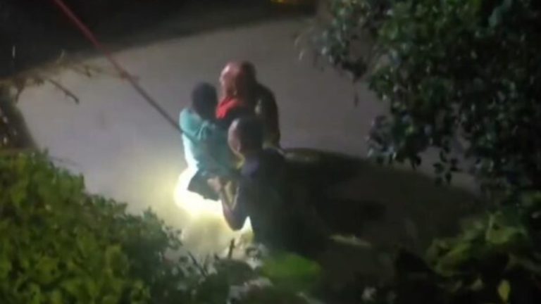 नहर में बह रहे युवक को पुलिस और फायर टीम