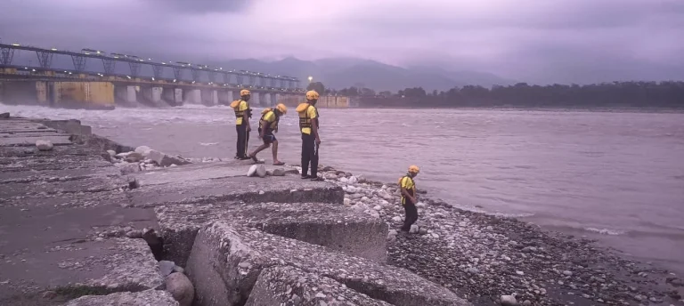 नेपाल में भीषण आपदा के मद्देनजर SDRF हाई अलर्ट ...