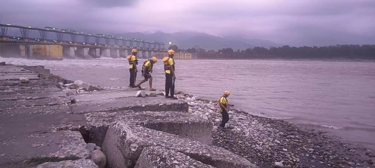 नेपाल में भीषण आपदा के मद्देनजर SDRF हाई अलर्ट ...