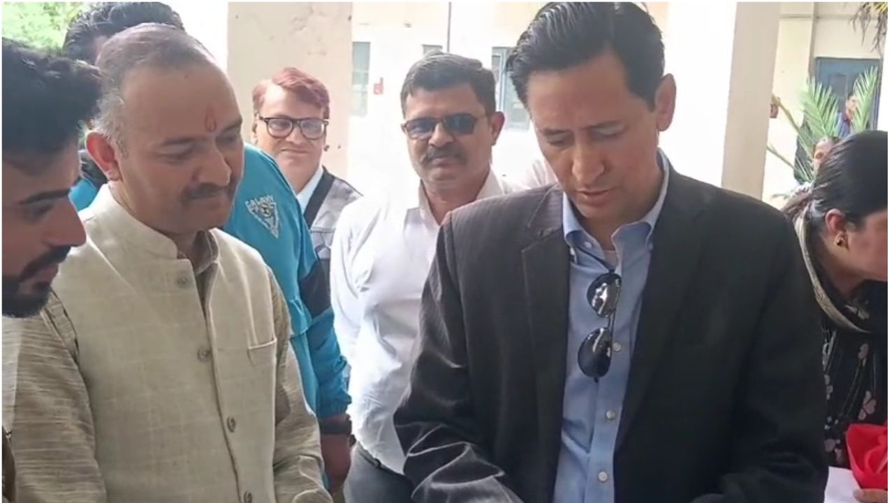 नैनीताल में आयुक्त दीपक रावत ने SIR अभियान का किया