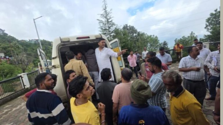 नैनीताल में बड़ा हादसा: कृषि विभाग का कैंटर खाई में