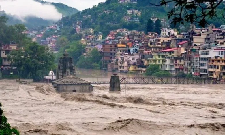 पहाड़ों पर आफत की बारिश: 84 सड़कें बंद, नदियों का