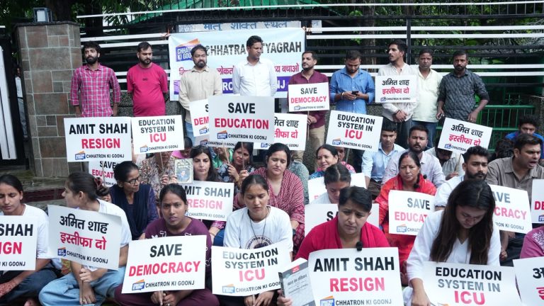 प्रदेश अध्यक्ष महिला कांग्रेस ज्योति रौतेला के नेतृत्व में डीएम कार्यालय का घेराव