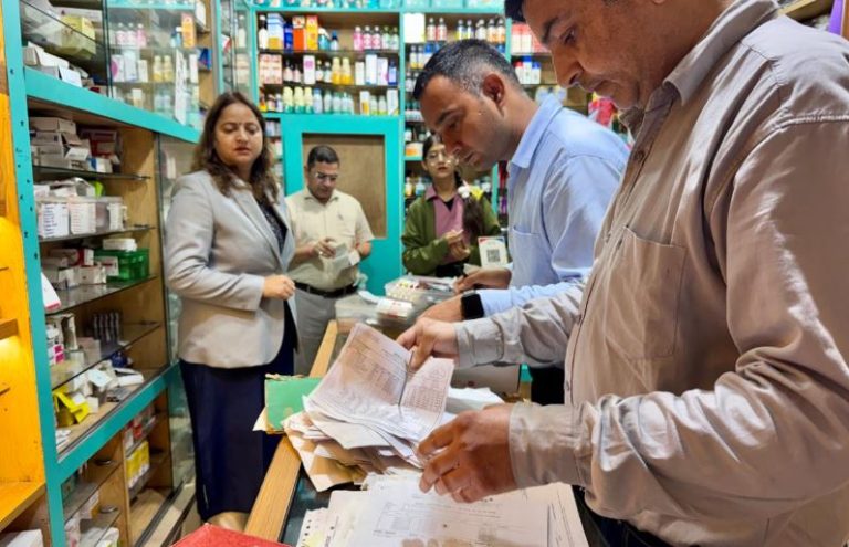 मसूरी में मेडिकल स्टोरों पर संयुक्त औचक निरीक्षण, तीन प्रतिष्ठानों में दवा बिक्री पर रोक