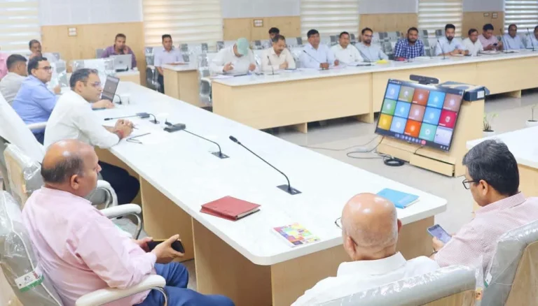 मुख्यमंत्री हेल्पलाइन की शिकायतों के गुणवत्तापूर्ण निस्तारण पर दें विशेष
