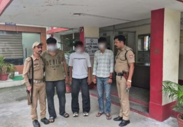 रामनगर में तीन युवकों का तांडव, होटल में पत्थर बरसाए,
