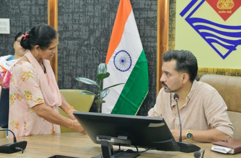 समाधान दिवस में डीएम ने सुनीं 140 फरियादियों की शिकायतें, कई मामलों का मौके पर किया निस्तारण