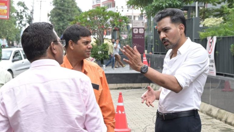 सीमाद्वार जलभराव पर डीएम सख्त, 24 घंटे में सफाई और डिवाटरिंग के निर्देश