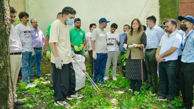 स्वच्छता अभियान में डीएम ने थामा झाड़ू, 100 से अधिक