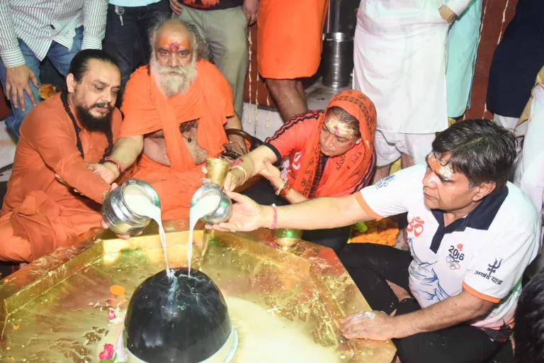 हर की पौड़ी से गंगाजल उठाकर वीरभद्र मंदिर के लिए