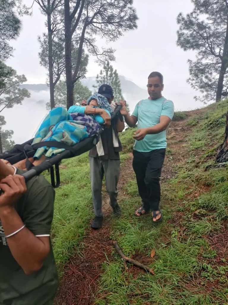 70 साल की बुजुर्ग फिसलकर हुई घायल, न सड़क न