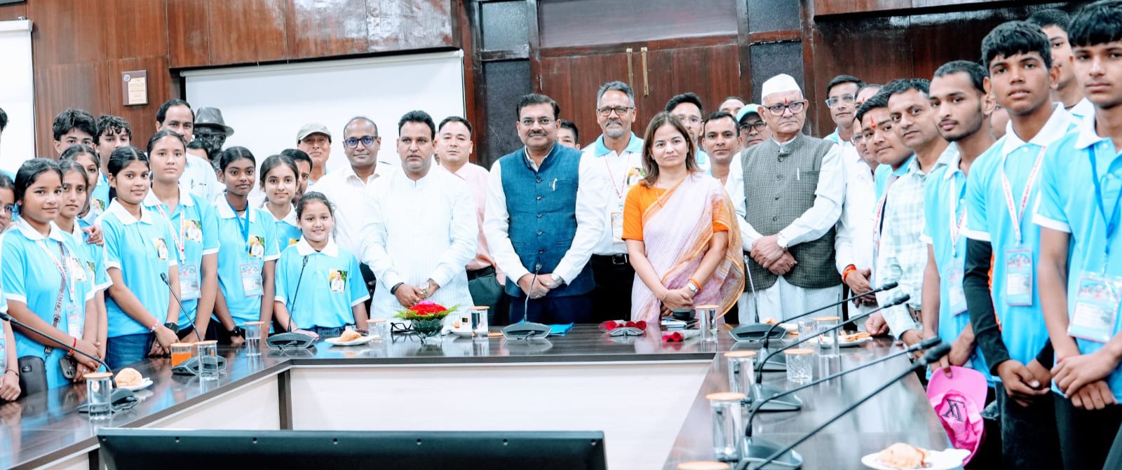 CS urges toppers from Devprayag to embrace technology