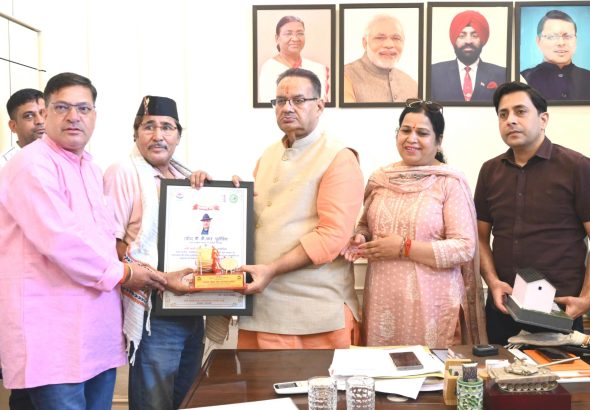Cabinet Minister Joshi honours Dr DR Purohit with ‘State Traditional