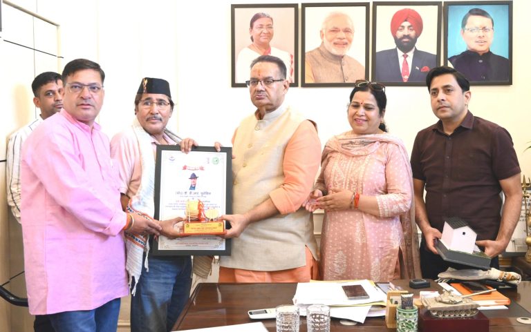 Cabinet Minister Joshi honours Dr DR Purohit with ‘State Traditional
