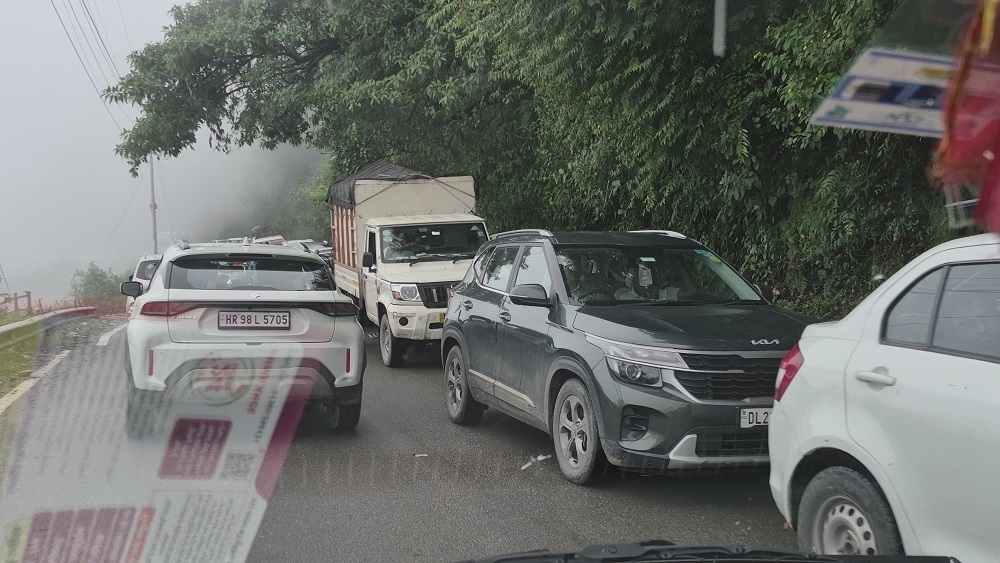 Mussoorie bustles with weekend tourists; but for traffic snarl at