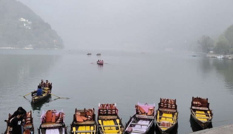 Nainital Weather: रेड अलर्ट के बीच नैनीताल में आफत की
