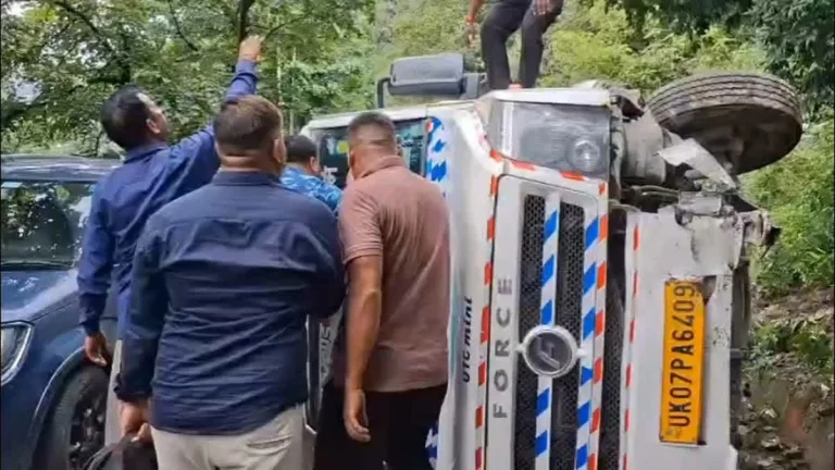 उत्तराखंड परिवहन निगम का वाहन दुर्घटनाग्रस्त, सड़क पर पलटा टेंपो