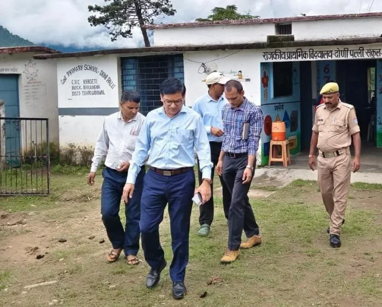 एडीएम ने स्कूलों का किया औचक निरीक्षण, दो टीचर मिले