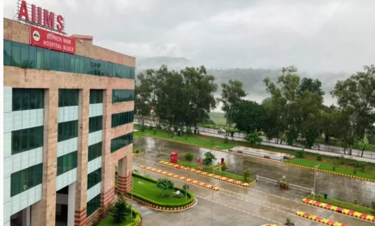 एम्स के नाम पर फर्जी भर्ती रैकेट का भंडाफोड़, तीन