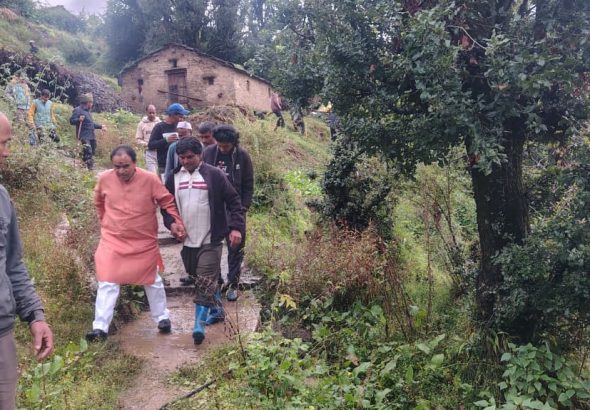 कार्यक्रम स्थगित कर आपदा प्रभावितों के बीच पहुंचे डॉ. धन सिंह रावत