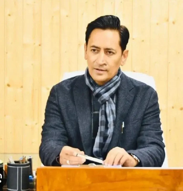 कुमाऊं आयुक्त दीपक रावत ने नैनीताल क्षेत्र में स्ट्रीट लाइटों