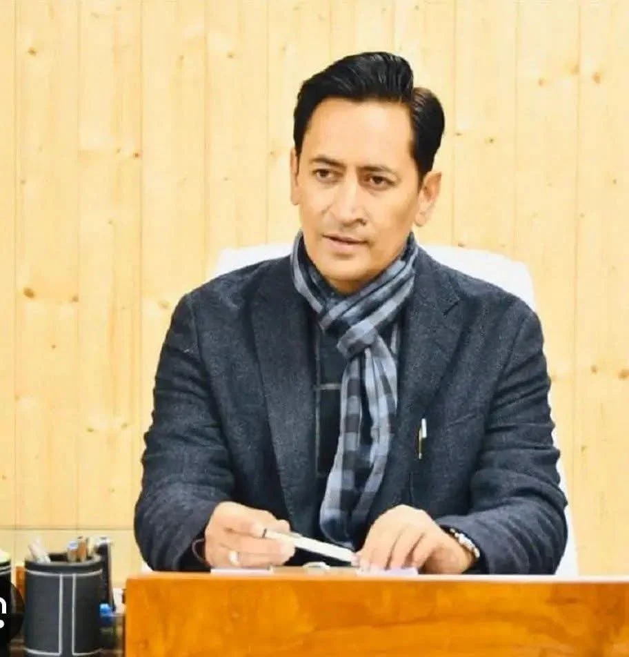 कुमाऊं आयुक्त दीपक रावत ने नैनीताल क्षेत्र में स्ट्रीट लाइटों