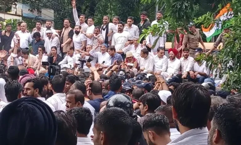 खड़गे के कथित अपमान के विरोध में देहरादून में कांग्रेस