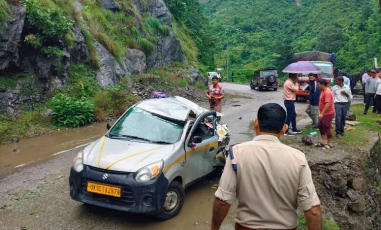 चंपावत में सड़क खुलने का इंतजार कर रही कार पर