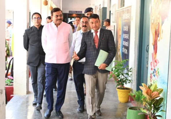 चिन्यालीसौड़ हवाई पट्टी पहुंचे मुख्य सचिव आनंद बर्द्धन, सामरिक और बुनियादी सुविधाओं का लिया जायजा