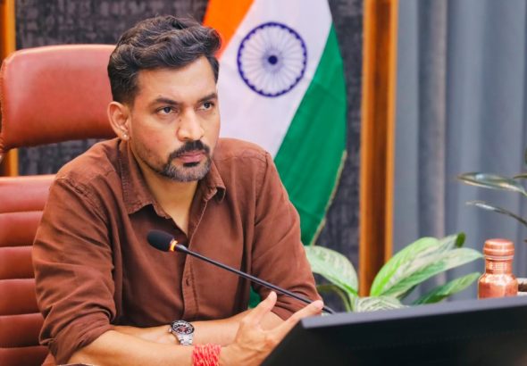 जर्जर भवनों का होगा सर्वे, डीएम ने अधिकारियों को दिए सख्त निर्देश