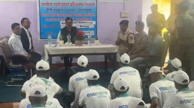 जिला कारागार में बंदियों ने सीखा मोमबत्ती-अगरबत्ती निर्माण का हुनर