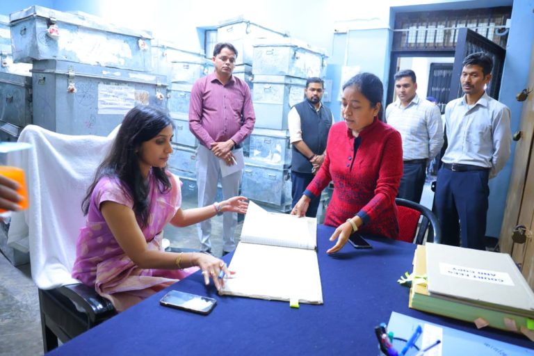जिलाधिकारी ने जिला कोषागार का अर्धवार्षिक निरीक्षण कर व्यवस्थाओं का लिया जायज़ा
