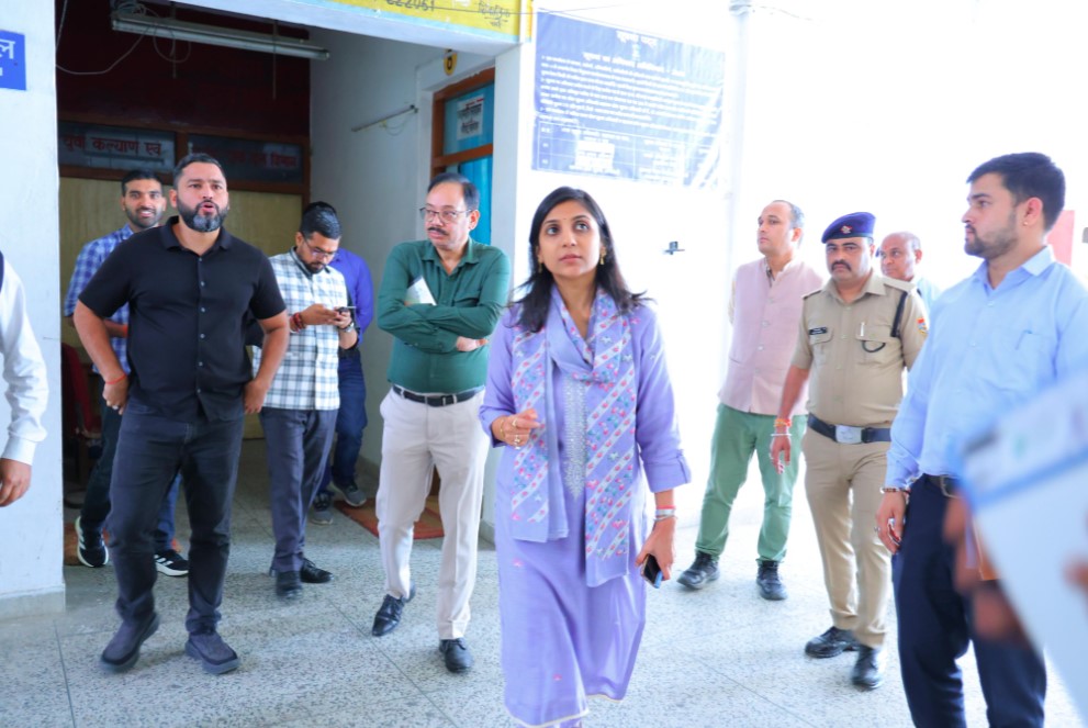 जिलाधिकारी ने विकास भवन के विभिन्न कार्यालयों का किया विस्तृत निरीक्षण