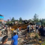 दर्दनाक हादसा: ट्रक की चपेट में आने से बाइक सवार