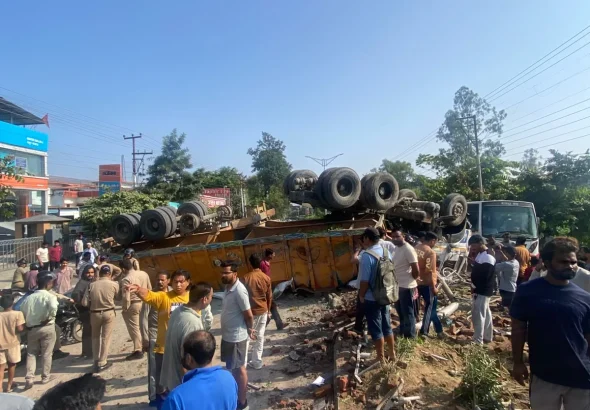 दर्दनाक हादसा: ट्रक की चपेट में आने से बाइक सवार