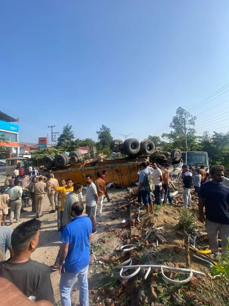 दर्दनाक हादसा: ट्रक की चपेट में आने से बाइक सवार