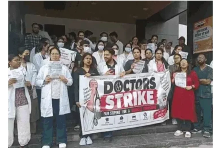 दून में एमबीबीएस इंटर्न के बाद पीजी डॉक्टर भी हड़ताल