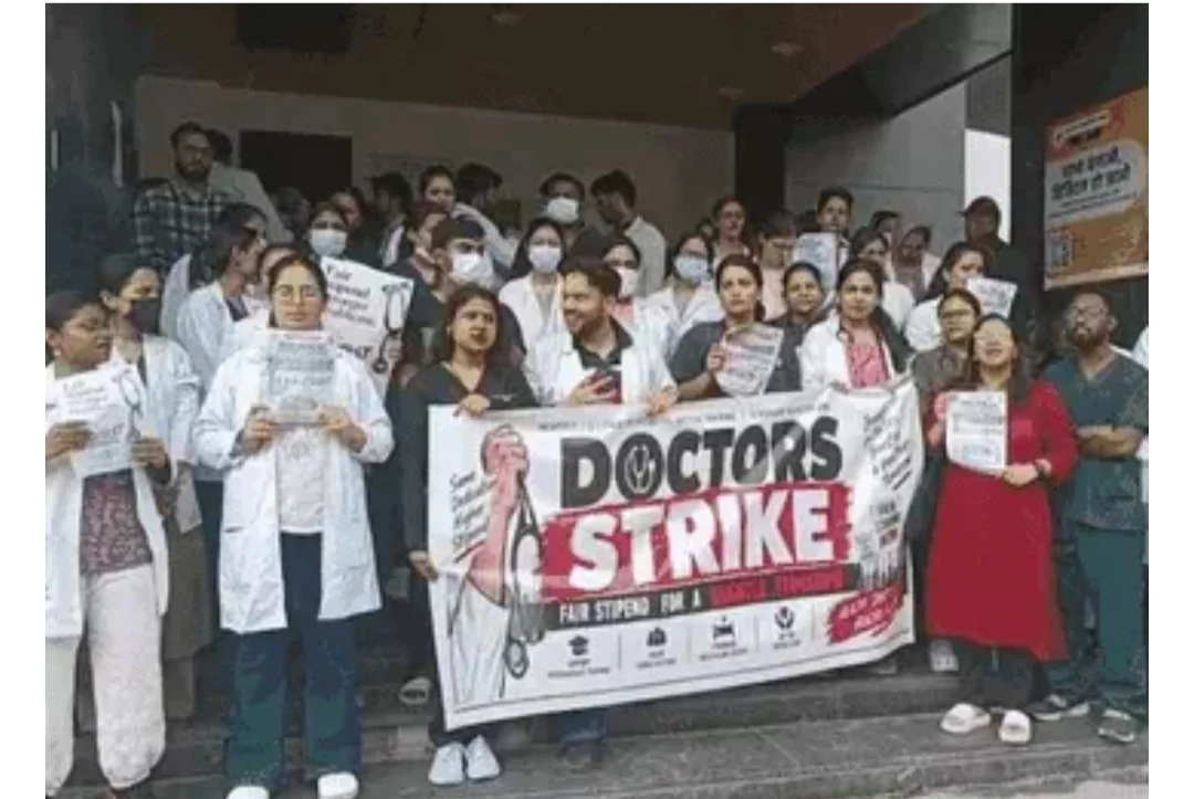 दून में एमबीबीएस इंटर्न के बाद पीजी डॉक्टर भी हड़ताल