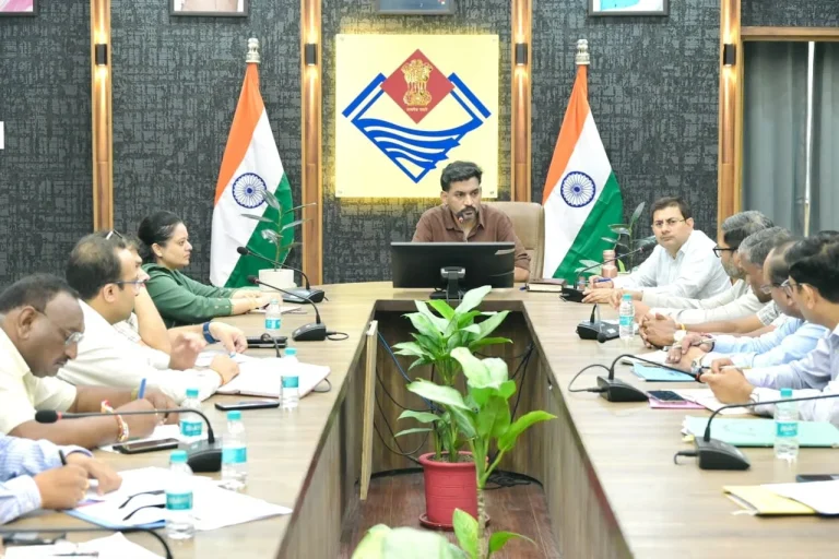 नदियों में कूड़ा डालने वालों पर होगी एफआईआर, डीएम ने