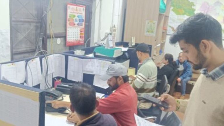 नैनीताल में लगातार बारिश से प्रशासन अलर्ट, करीब दो दर्जन