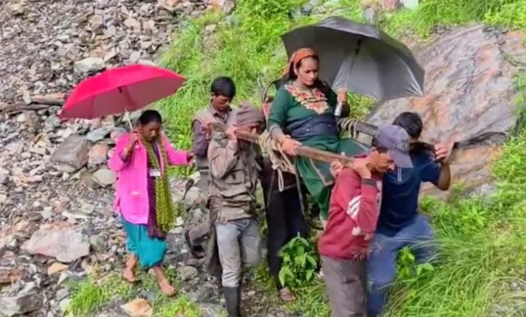 पहाड़ में सड़क और स्वास्थ्य सुविधाओं की हकीकत, गर्भवती महिला