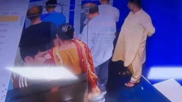 पासबुक अपडेट कराते ही थैला कटा मिला… बैंक के अंदर