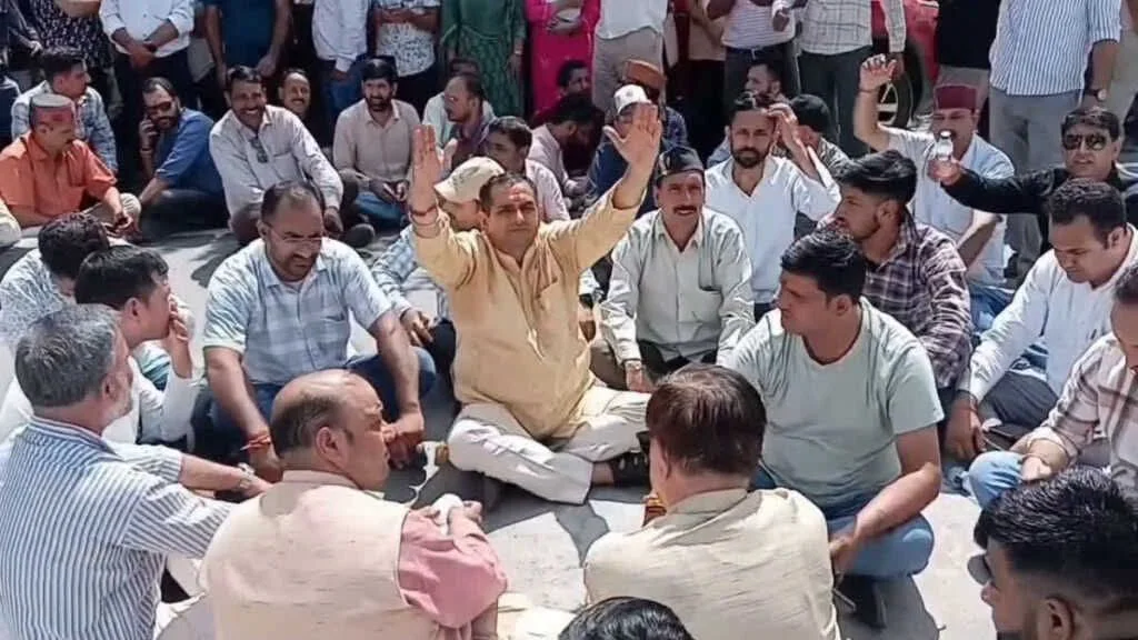 भाजपा कार्यकर्ताओं ने अपने ही मंत्री के आवास में जबरदस्त