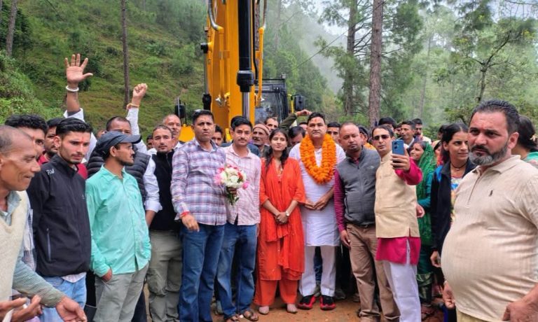 मंत्री राम सिंह कैड़ा ने किया सड़क निर्माण कार्य का शुभारंभ, ग्रामीणों ने फूल-मालाओं से किया स्वागत