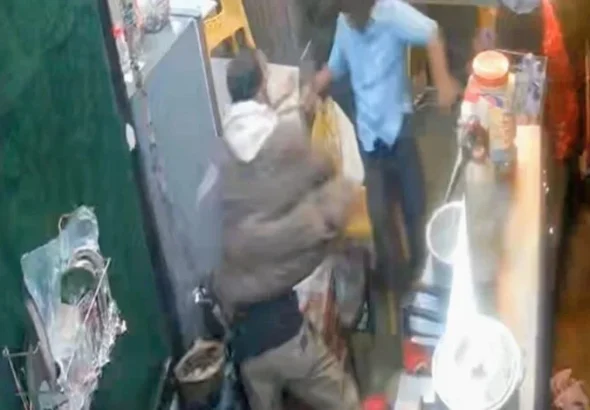 मसूरी के रेस्टोरेंट में लाठी-डंडों से हमला, CCTV फुटेज वायरल