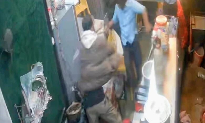 मसूरी के रेस्टोरेंट में लाठी-डंडों से हमला, CCTV फुटेज वायरल