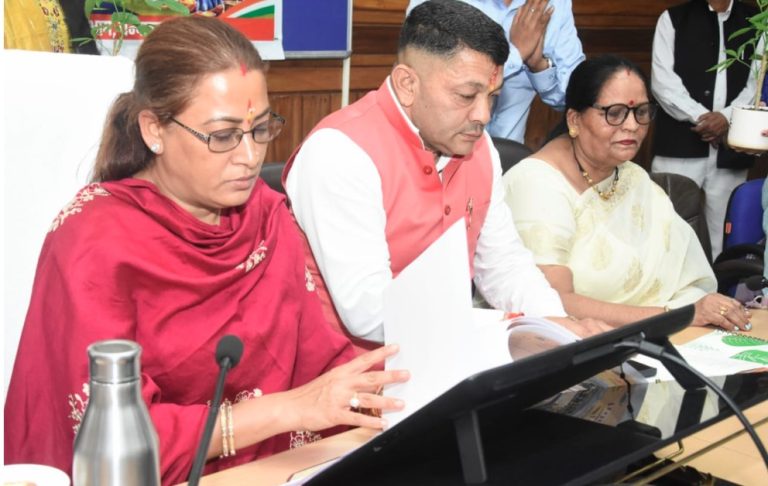 महिलाओं और बच्चों तक योजनाओं का लाभ प्रभावी रूप से पहुंचाना सुनिश्चित करें समस्त अधिकारी- रेखा आर्या