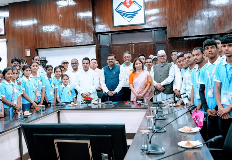 मुख्य सचिव ने बढ़ाया देवप्रयाग के टॉपर विद्यार्थियों का हौसला,