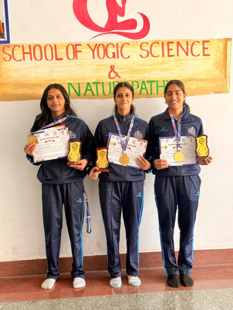 मुख्यमंत्री चैम्पियनशिप ट्रॉफी में एसजीआरआरयू के योग विद्यार्थियों का शानदार