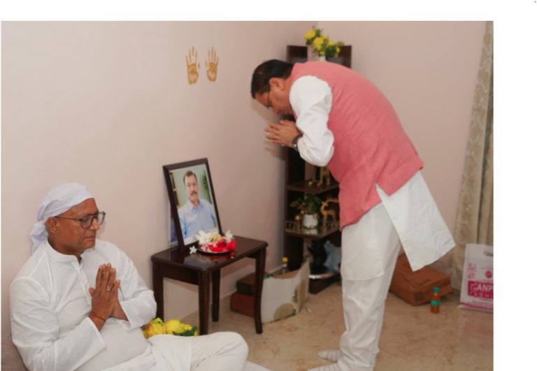 मुख्यमंत्री धामी ने वीरेंद्र सिंह बिष्ट के निधन पर जताया दुख, उनके आवास पहुंचकर दी श्रद्धांजलि